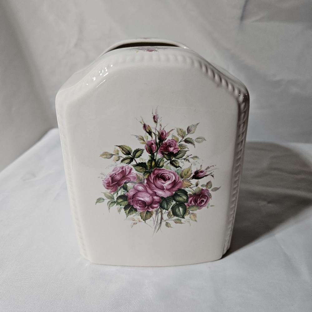 Vintage V B Athena Calif. Tissue Box Cover. Glamis Rose Rhapsody